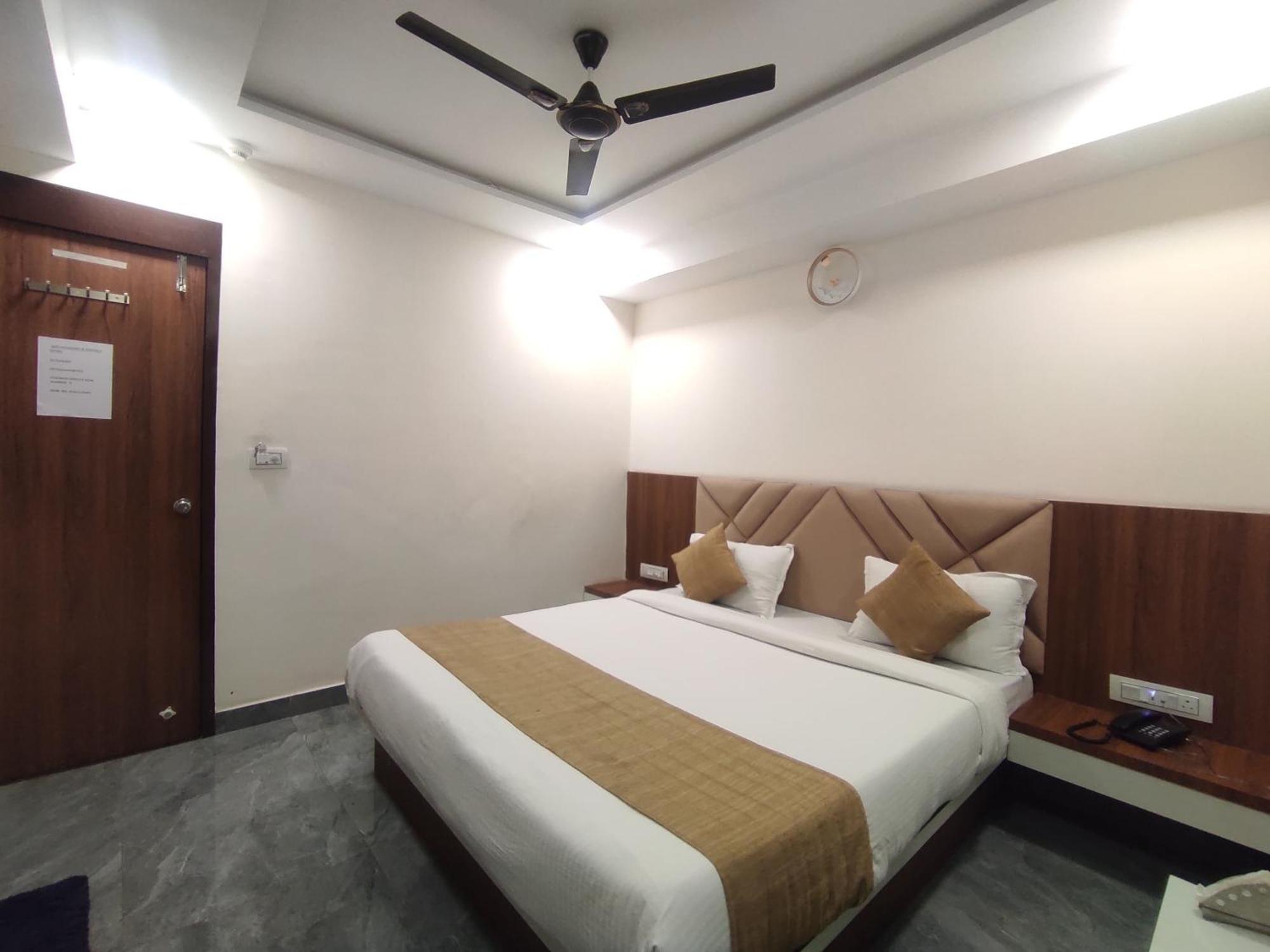 Hotel Earth Inn, Subhash Bridge, Rto Circle, Ahmedabad Exterior foto